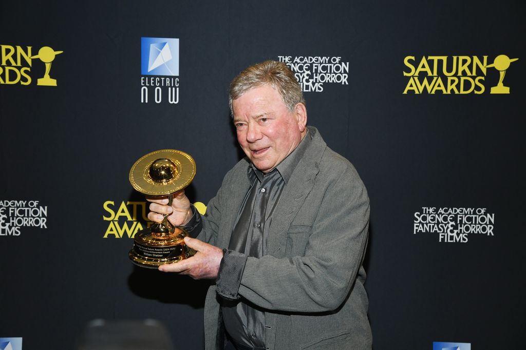 William Shatner lors de la 52e Saturn Awards annuelle détenant son prix