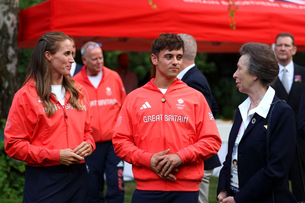   Princesa Anne, a Princesa Real interage com os porta-bandeiras Helen Glover e Tom Daley da equipe da Grã-Bretanha