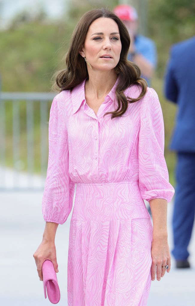 Queen Letizia copies Kate Middleton in super shoppable V-neck dress and ...
