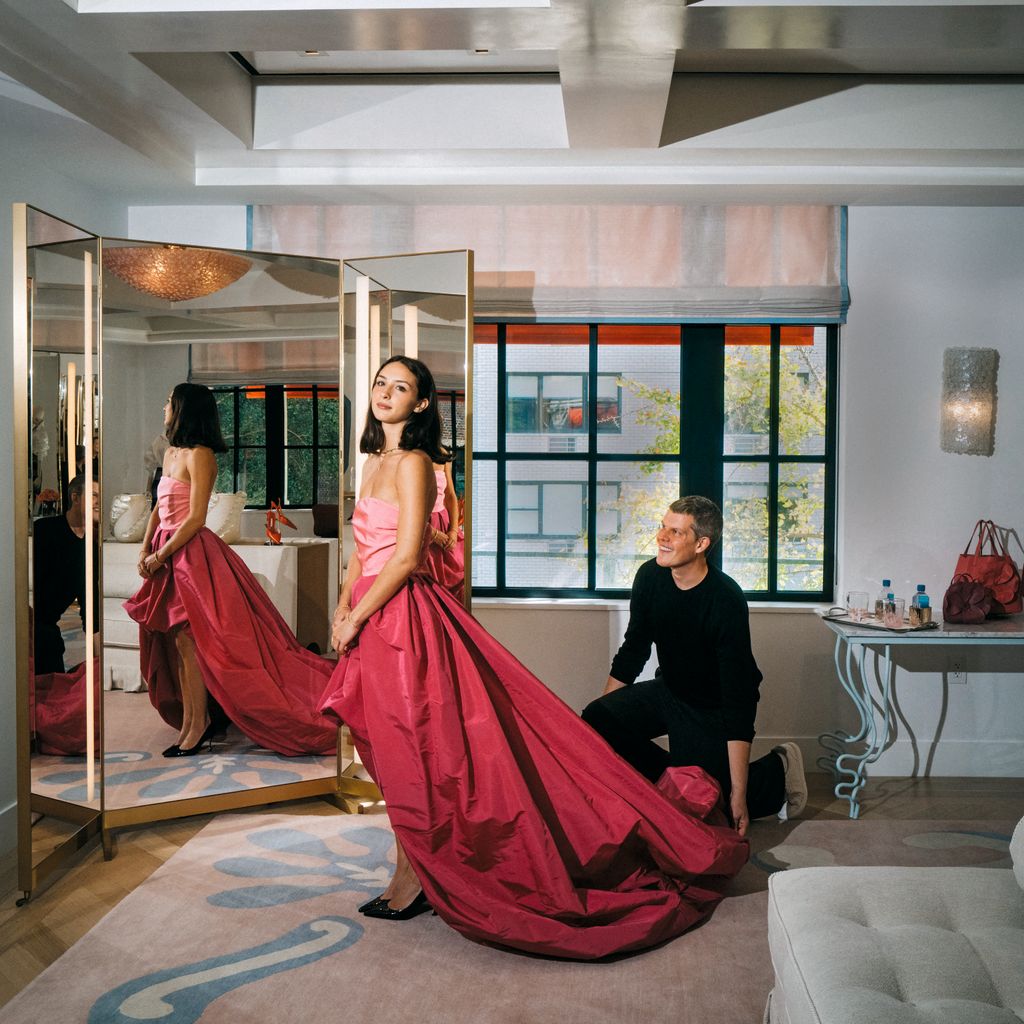 Carolina Lansing, cucu Carolina Herrera saat perlengkapan Pesta dansa 2025 di butik neneknya di New York City