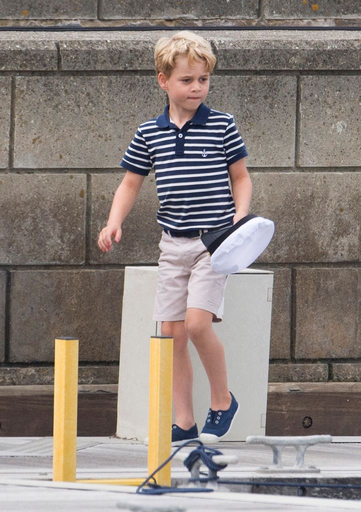 Príncipe George em uma camisa pólo listrada