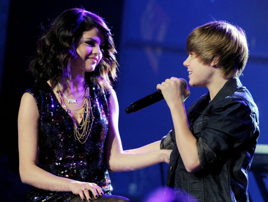 Justin singing to Selena
