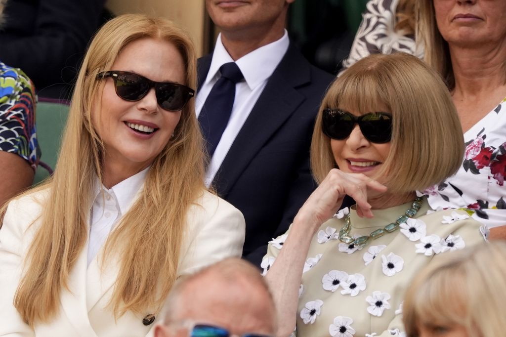 Dame Anna Wintour avec Nicole Kidman était assis en riant