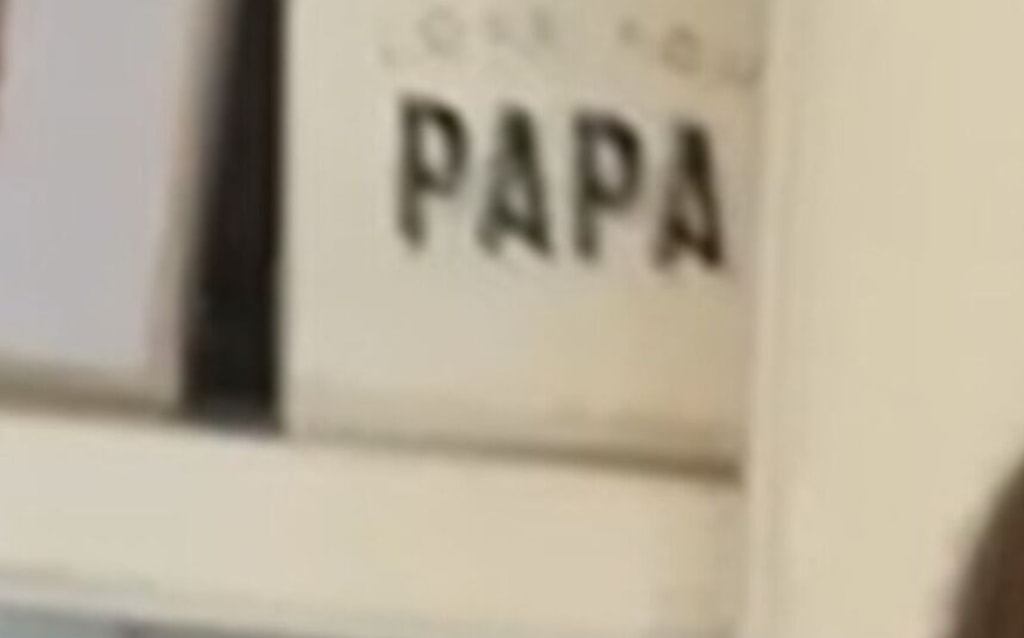 Une lecture de carte "je t'aime papa" a été vu en arrière-plan de la vidéo