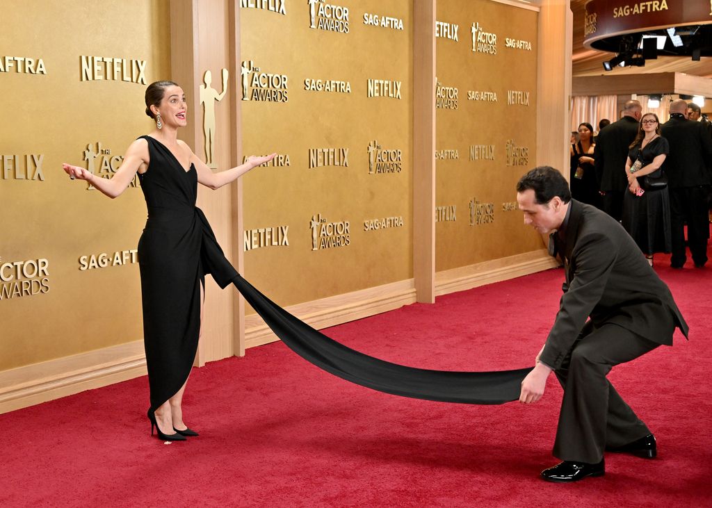 Les meilleurs moments de couple de Keri Russell et Matthew Rhys sur le tapis rouge 1 Keri Russell en robe noire et Matthew Rhys ajustant sa traîne lors de la 32e édition des Actor Awards