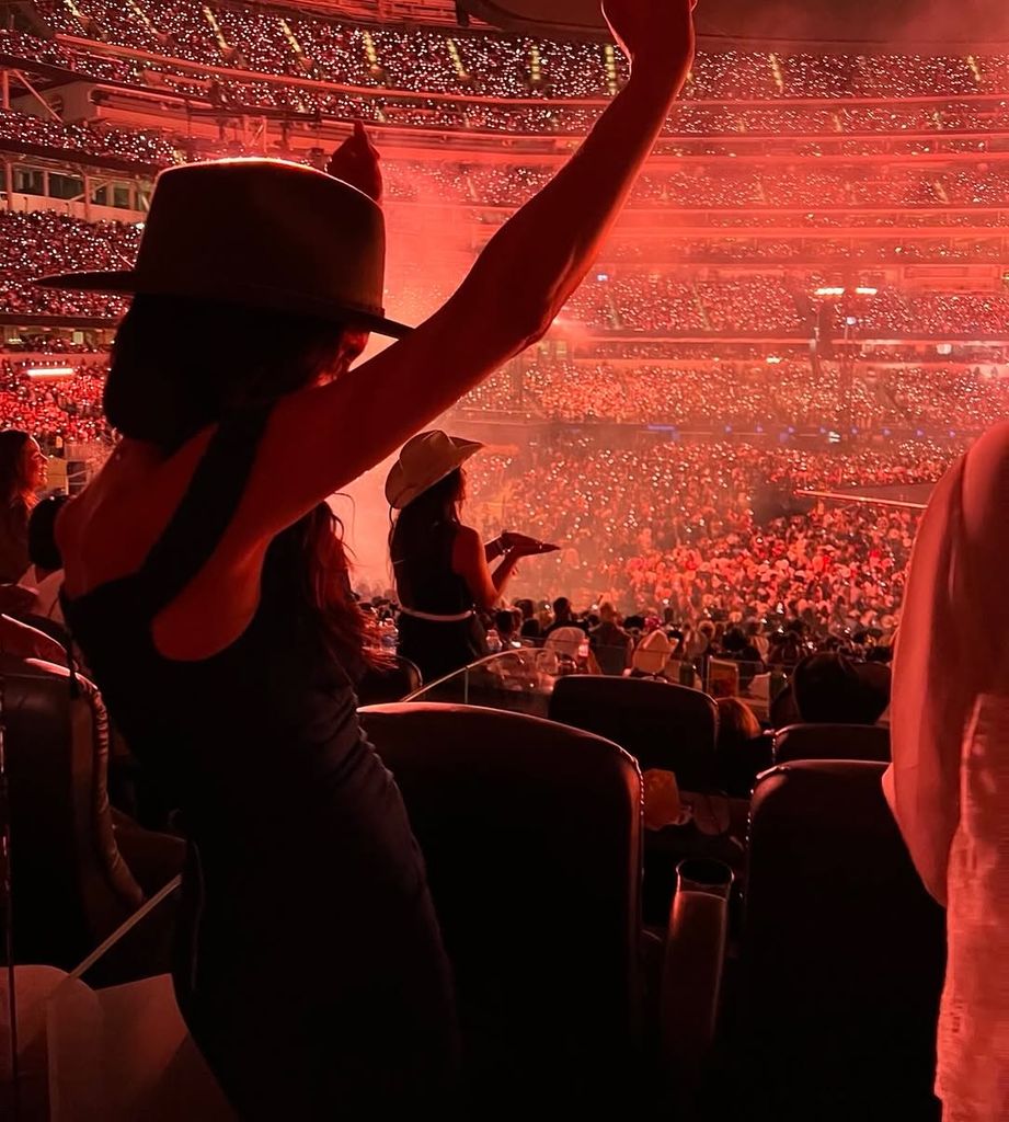Meghan Markle dances at the Beyonce concert