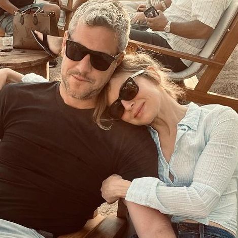 REnee Zellweger and Ant Anstead relax on the beach together