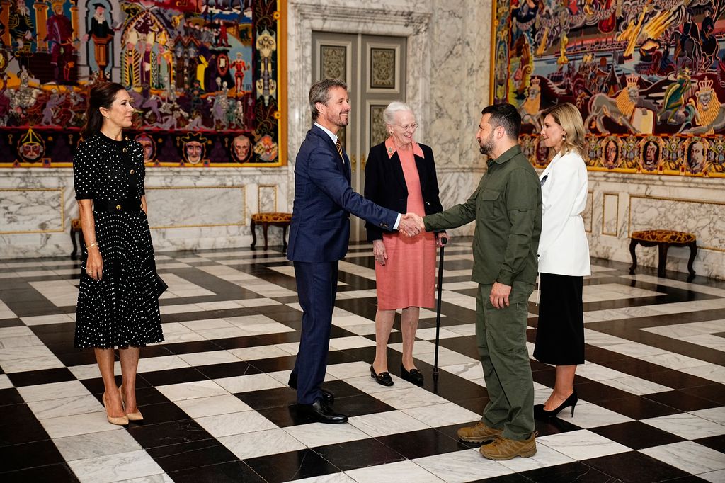 Rainha Maria de bolinhas no Castelo de Christiansborg com o presidente ucraniano Volodymyr Zelensky (2ºR) e sua esposa Olena Zelenska (R) são recebidos pela Rainha Margrethe II da Dinamarca (C), Príncipe Herdeiro Frederik da Dinamarca 