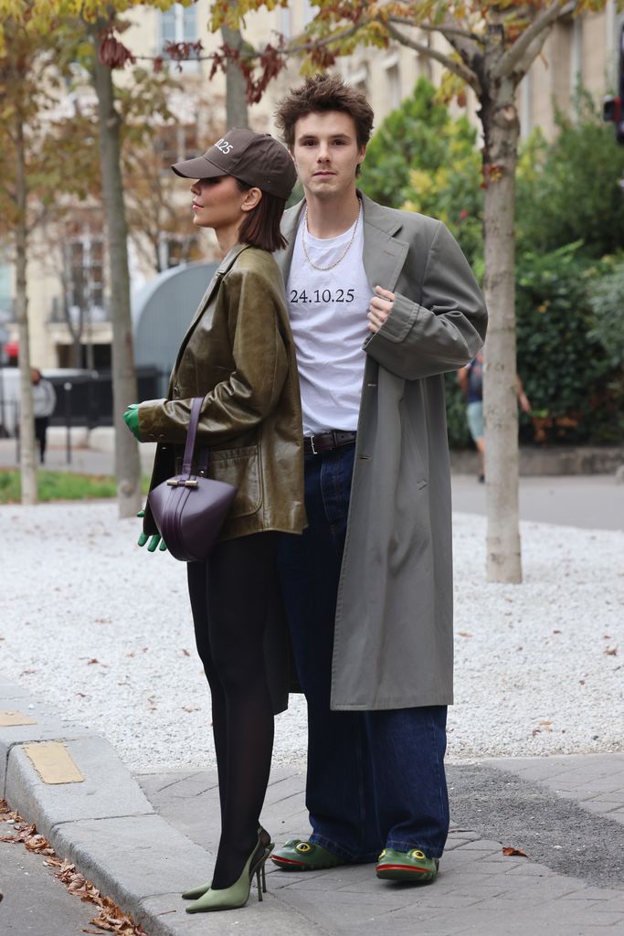 Cruz Beckham et Jackie Apostel quittent leur hôtel pendant le défilé Femme Printemps Été 2026 dans le cadre de Paris Fashion We