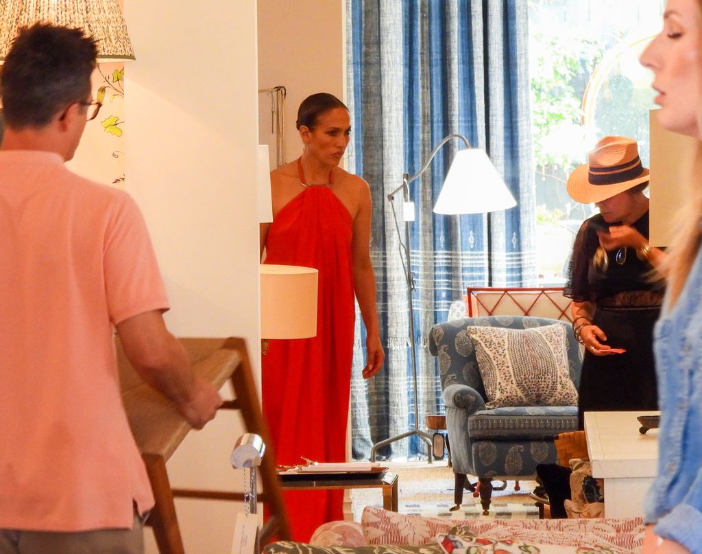  Jennifer Lopez is seen shopping