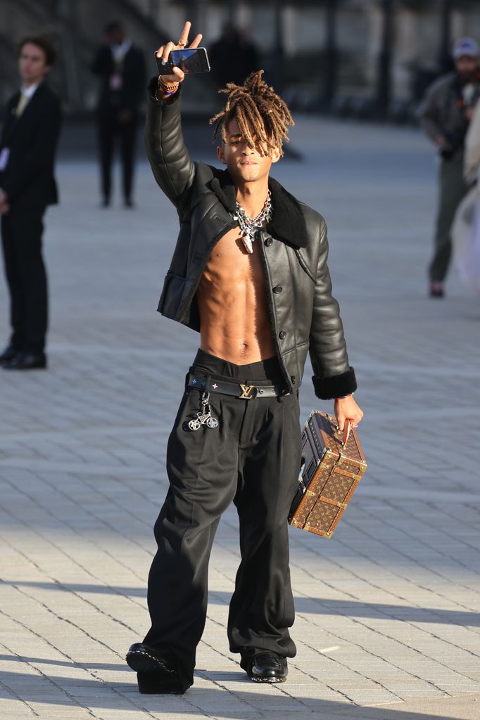 Jaden Smith mengunjungi Louis Vuitton di Louvre selama pertunjukan pakaian wanita Musim Semi/Musim Panas 2025 