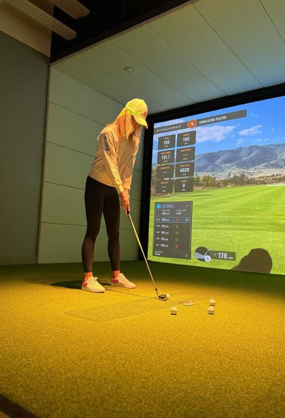 Nadiya Bychkova playing virtual golf