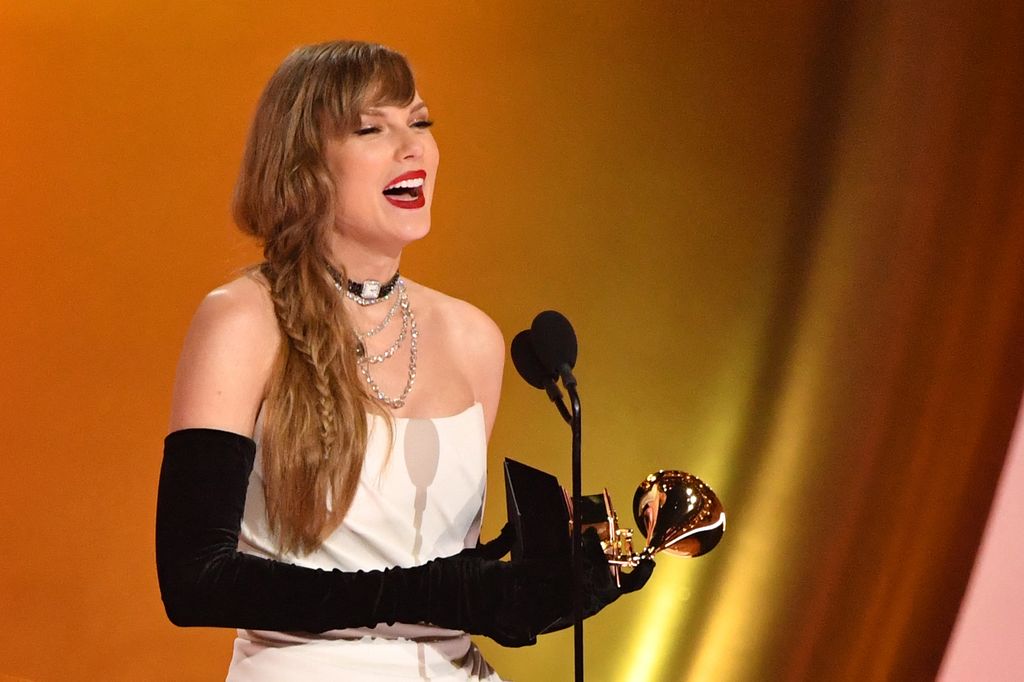 Taylor Swift recebendo um prêmio no Grammy 2024