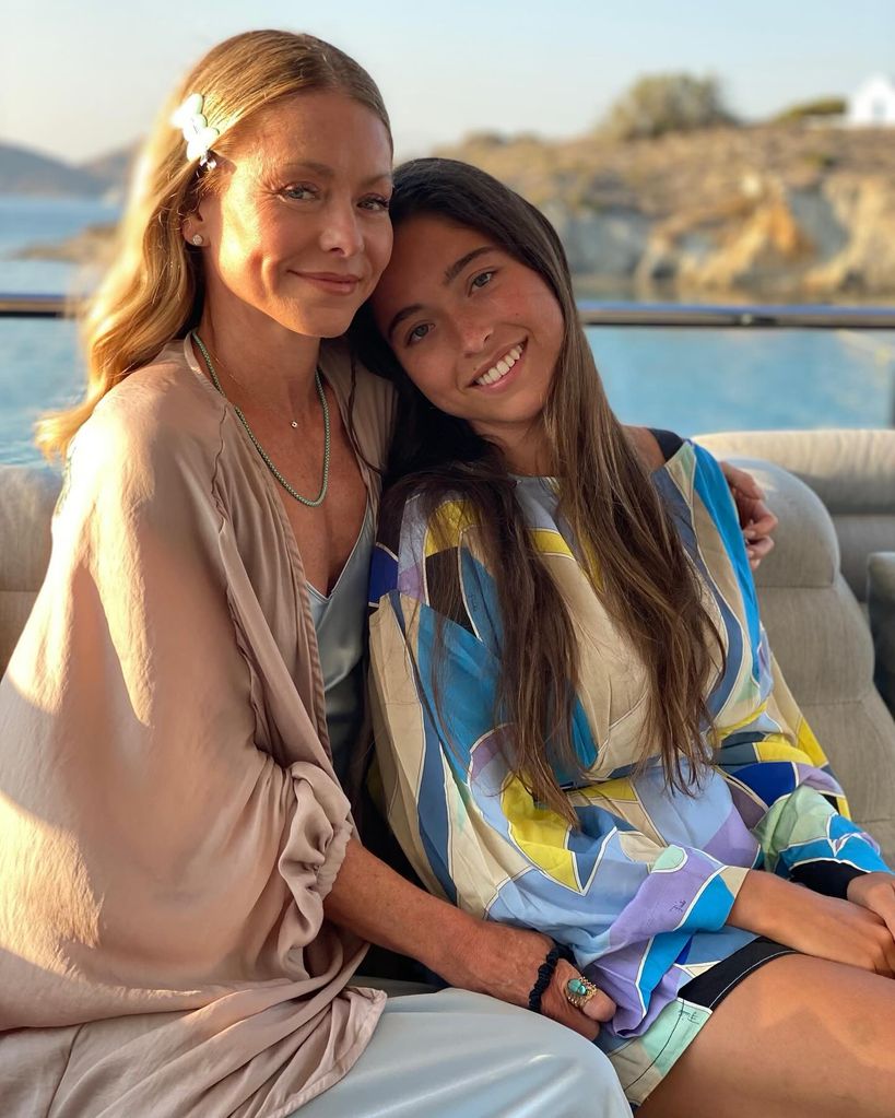 kelly ripa e a filha lola consuelos posando em um barco