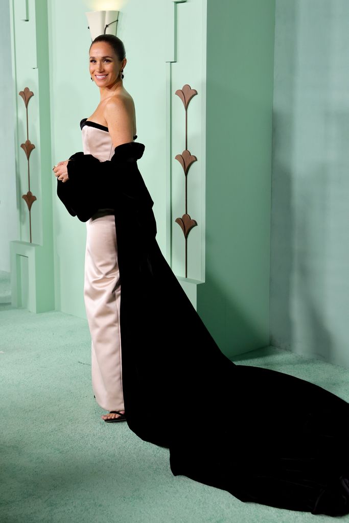 Meghan en robe bustier avec un long châle noir