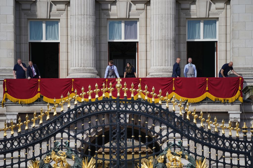 Le personnel de la maison royale prépare le balcon du palais de Buckingham, à Londres
