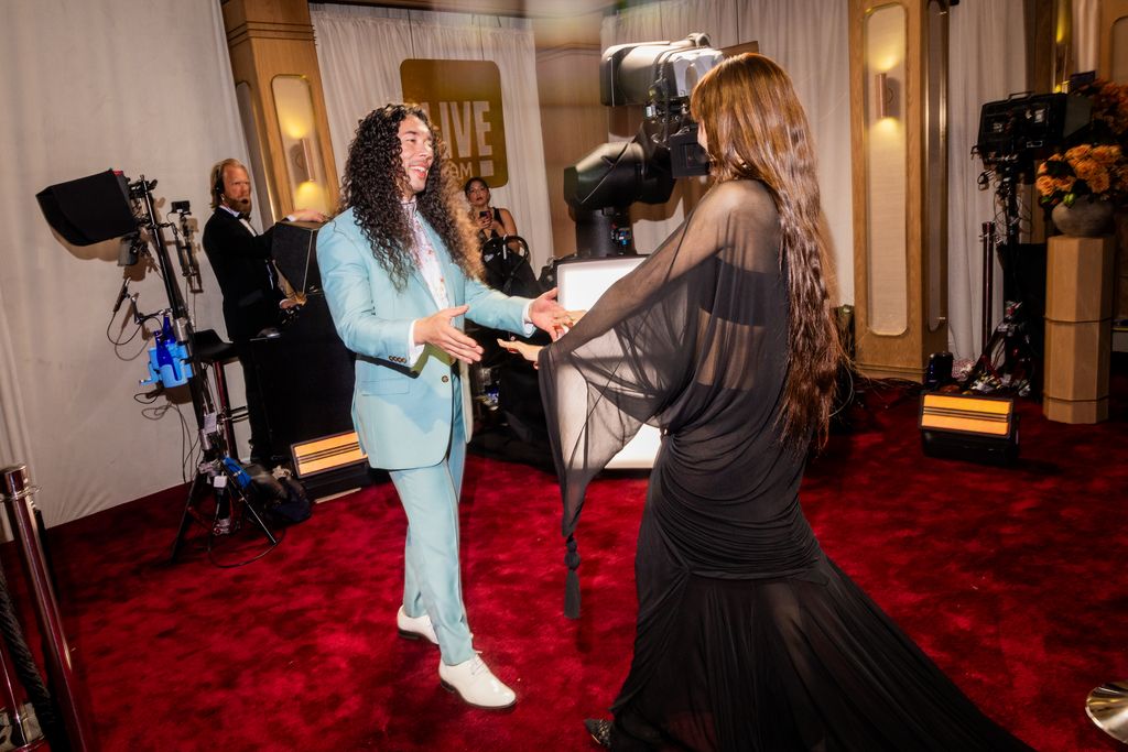 Cole Walliser de Glambot parle du tournage avec Brad Pitt, de la façon dont il a "effrayé" Ariana Grande et qui est sur sa liste de souhaits vidéo 4 Cole filme sur la plupart des tapis rouges