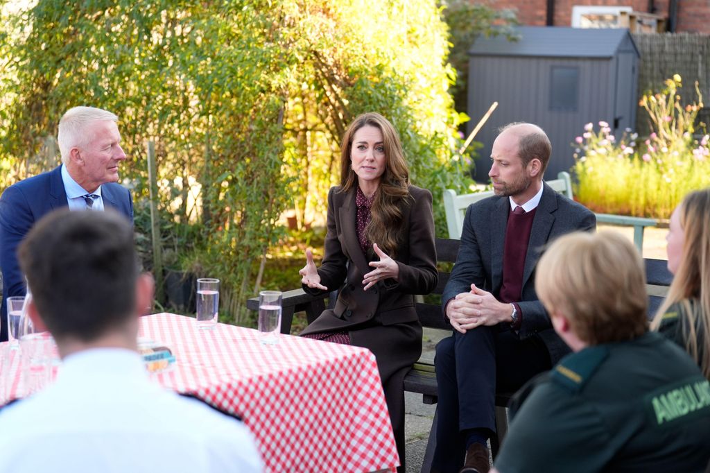 Príncipe William e Kate Middleton conversam