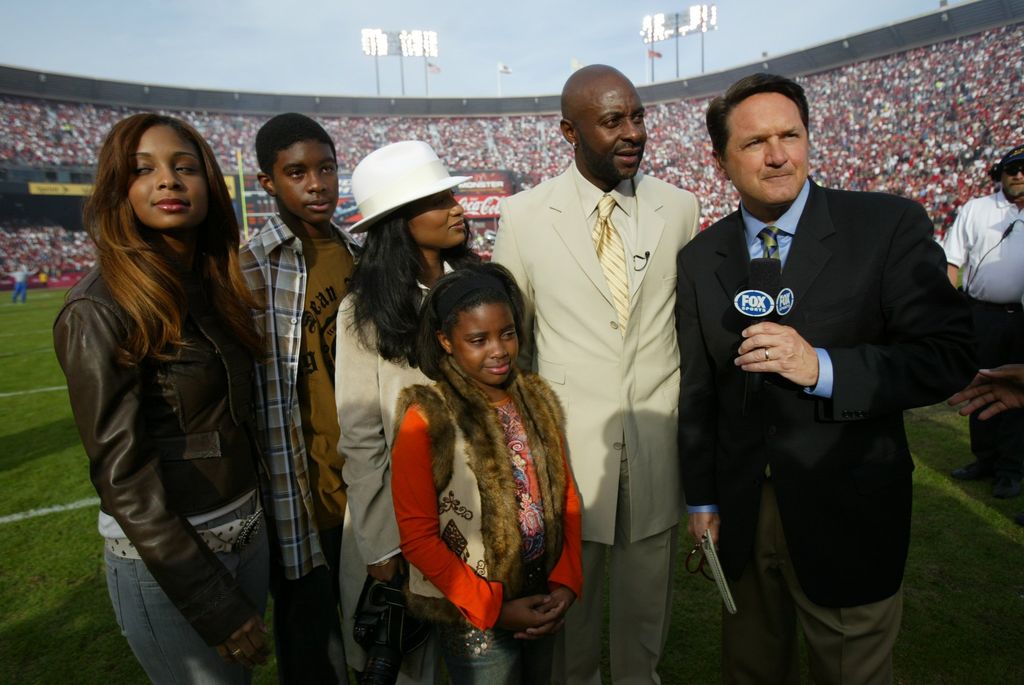 Jerry Rice et sa famille après une cérémonie en son honneur à la mi-temps du match entre les Seahawks de Seattle et les 49ers de San Francisco au Monster Park le 19 novembre 2006 à San Francisco, Californie. Les Niners ont battu les Seahawks 20-14.