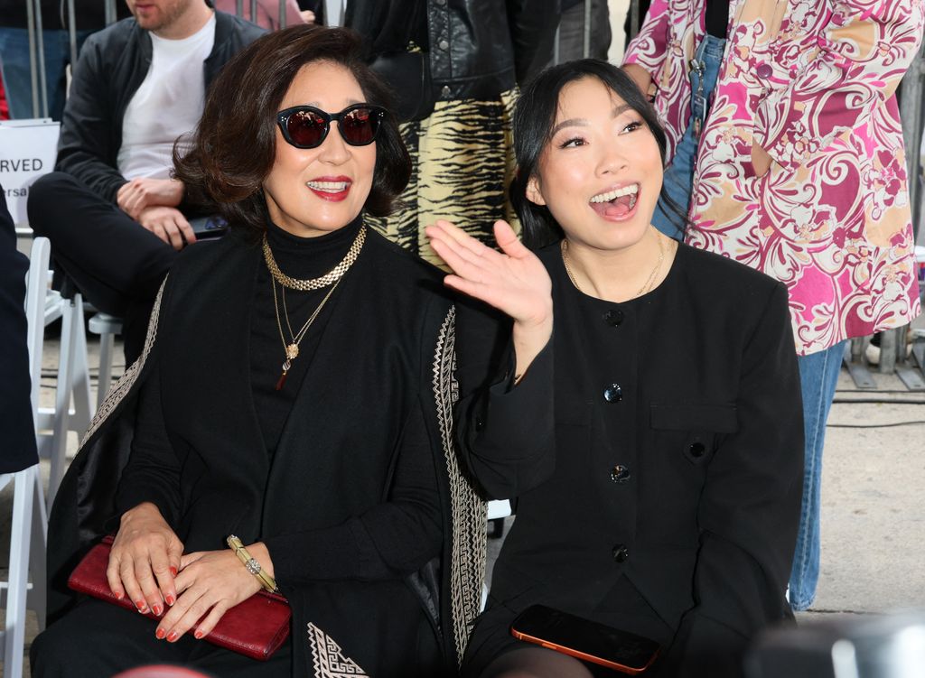 Sandra oh awkwafina assise
