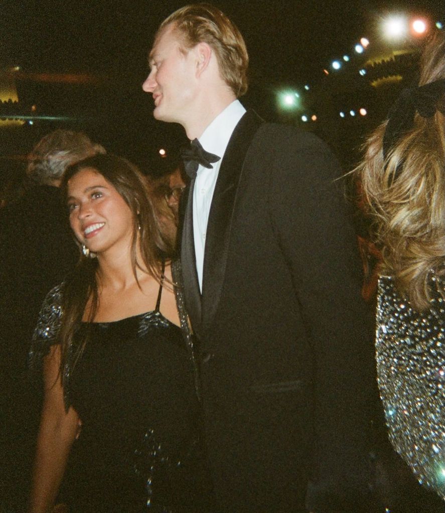 La réponse en un mot de Kelly Ripa à la nouvelle mise à jour de sa fille Lola sur sa vie à Londres 2 Lola Consuelos et Cassius Kidston capturés lors d'un dîner chic, partagé sur Instagram