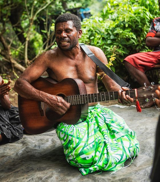 Un chef local chantant à sa tribu