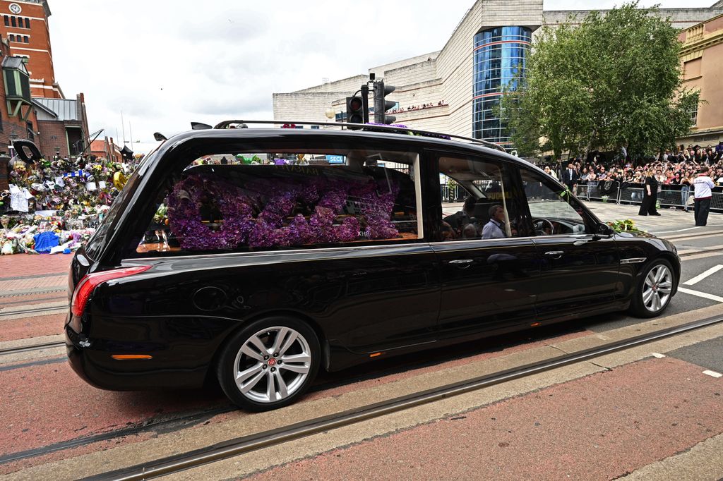 Le cortège funéraire d'Ozzy Osbourne voyage dans sa ville natale de Birmingham le 30 juillet 2025 à Birmingham, en Angleterre. 