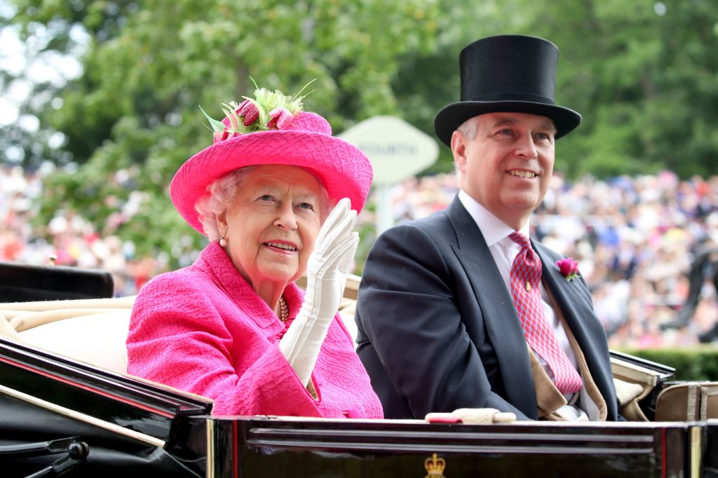 La reine Elizabeth et Andrew saluant depuis leur calèche