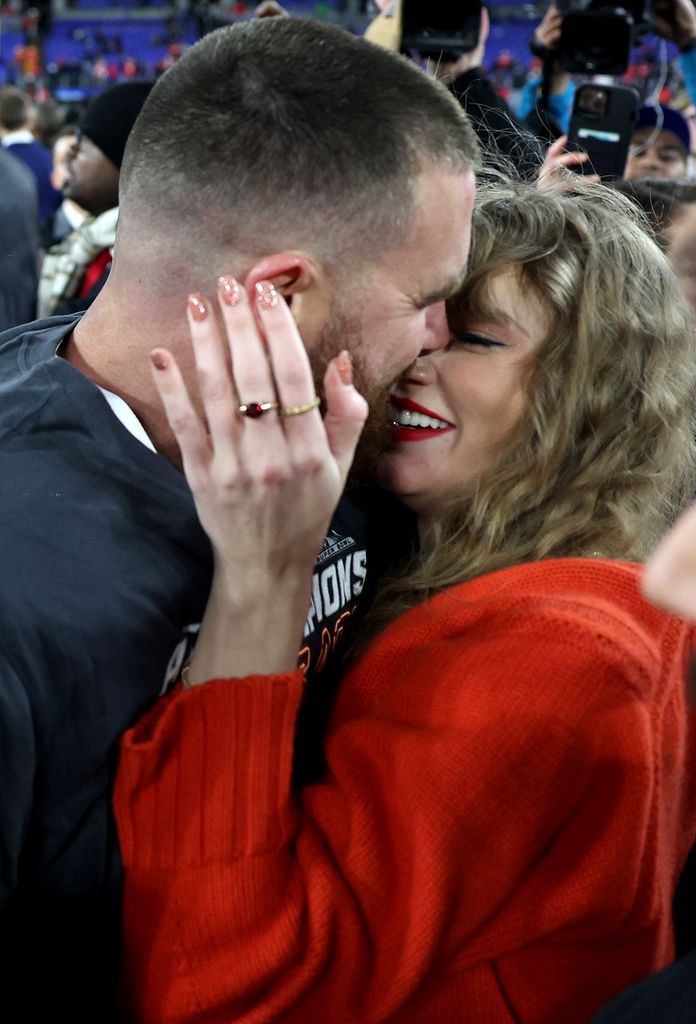 Travis Kelce and Taylor Swift kissing 