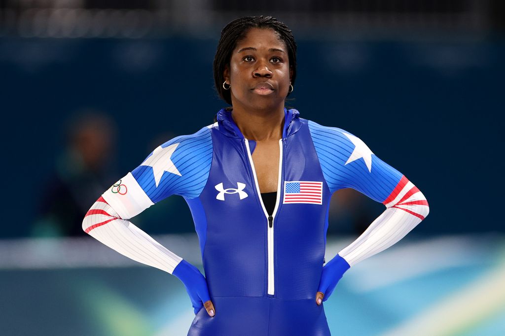 Erin Jackson, de l'équipe des États-Unis, réagit après avoir participé au 500 m féminin en patinage de vitesse