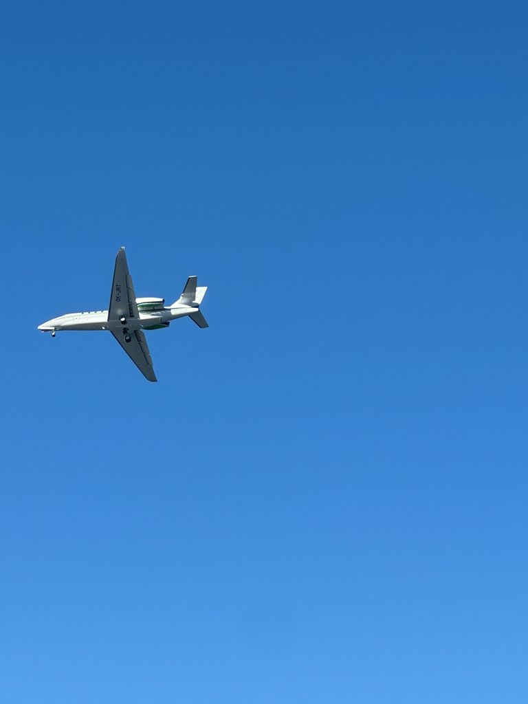 Un jet privé volant dans le ciel