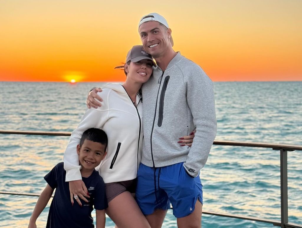 ronaldo, georgina and mateo in front of a sunset