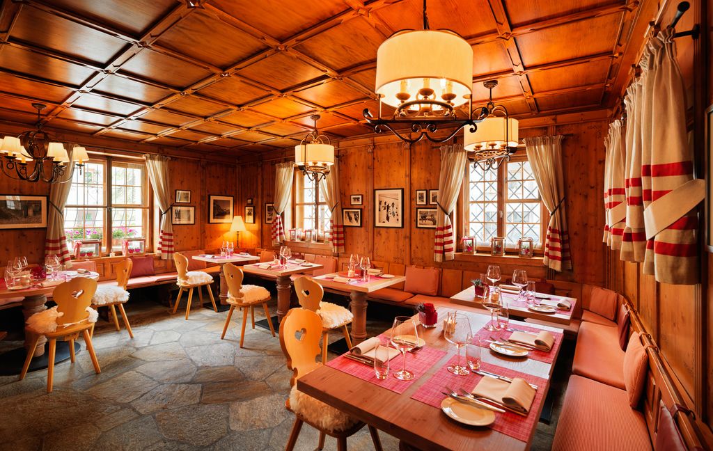 Pourquoi la royauté et les célébrités aiment le fastueux Saint-Moritz 4 Stuva a une ambiance chaleureuse de cabane alpine