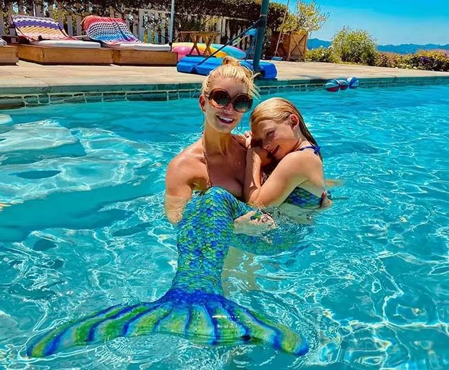 jessica simpson in pool with her daughter