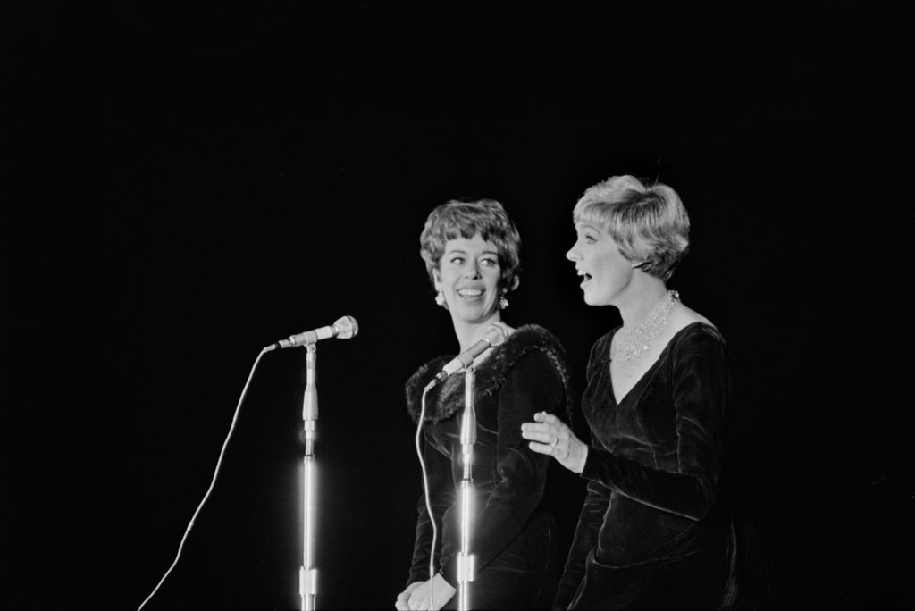 Carol Burnett et Julie Andrews se produisent lors du gala inaugural en 1965