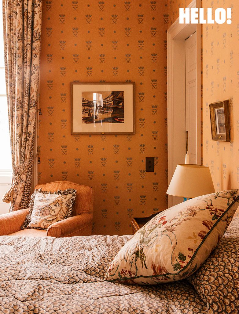 Une chambre aux murs orange à Buscot Park