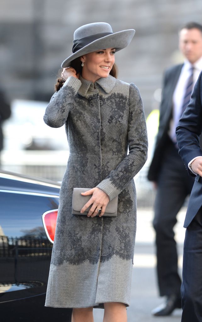 Kate Middleton Menghadiri Layanan Hari Kejaksaan Persemakmuran di Westminster Abbey di London, mengenakan mantel persetujuan oleh Erdem