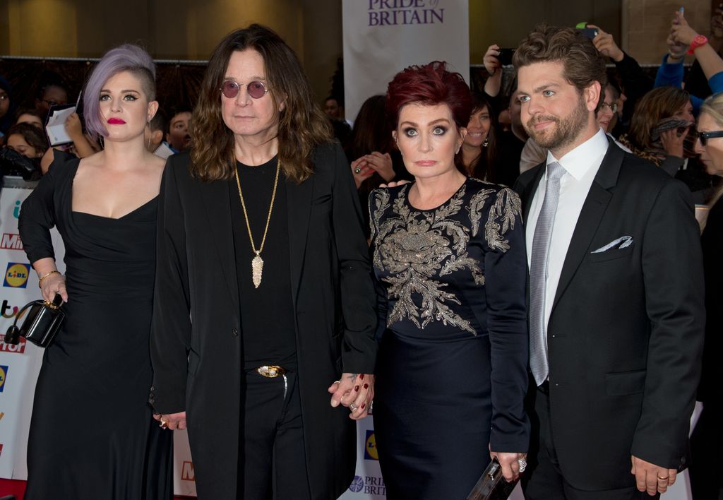 Kelly Osbourne obligée de répondre aux commentaires « cruels » sur son nouveau regard sur les BRIT 6 Tapis rouge de la famille Ozzy Osbourne