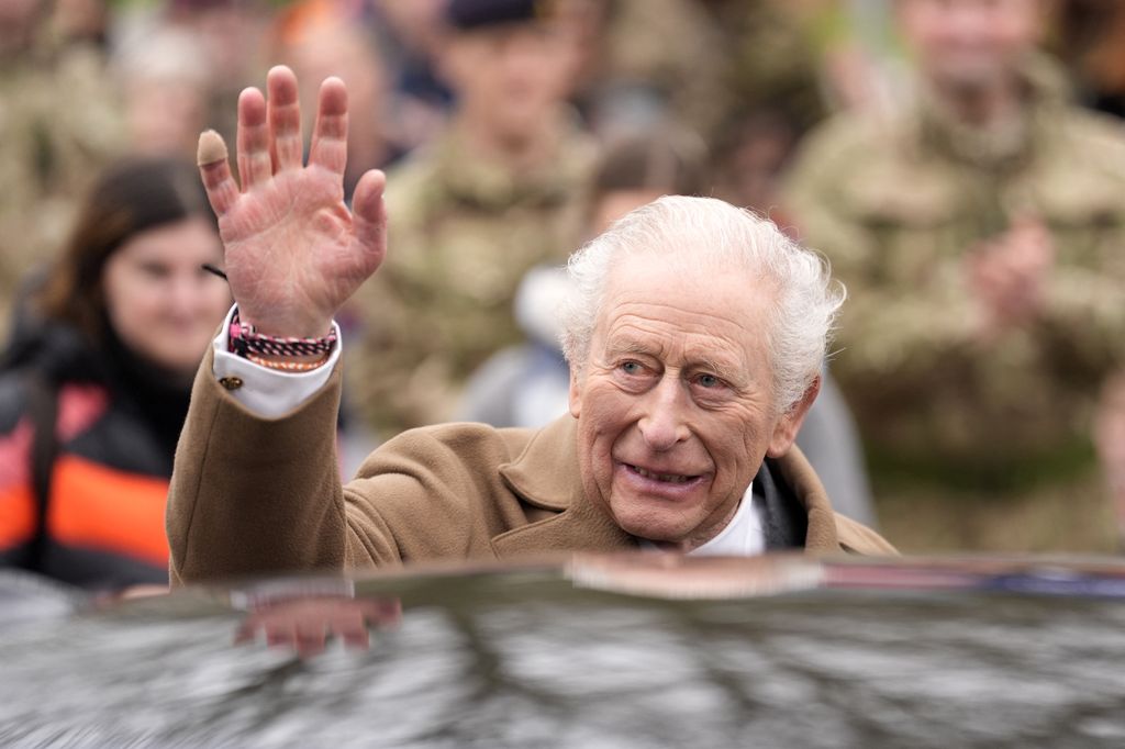Le roi Charles fait face à un coup dur alors que le principal chef d’une organisation caritative démissionne après l’arrestation d’Andrew 1 Le roi Charles III salue après une visite au Royal Regiment of Artillery à Baker Barracks