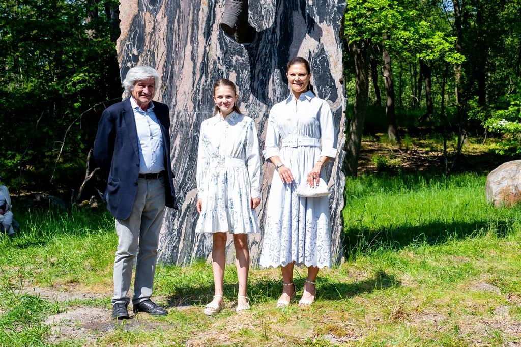 Giuseppe Penone and Princess Estelle with Victoria in garden