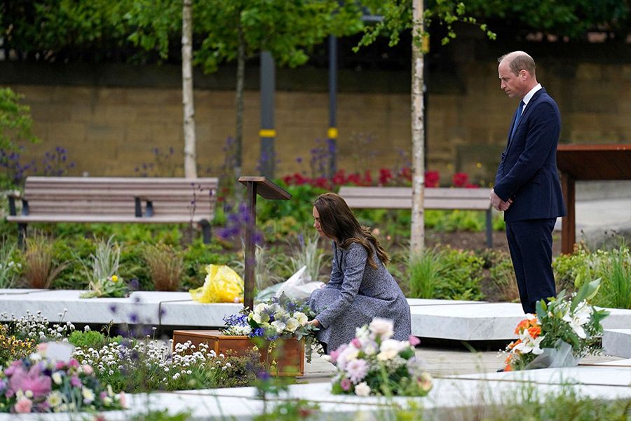 kate middleton lays flowers memorial