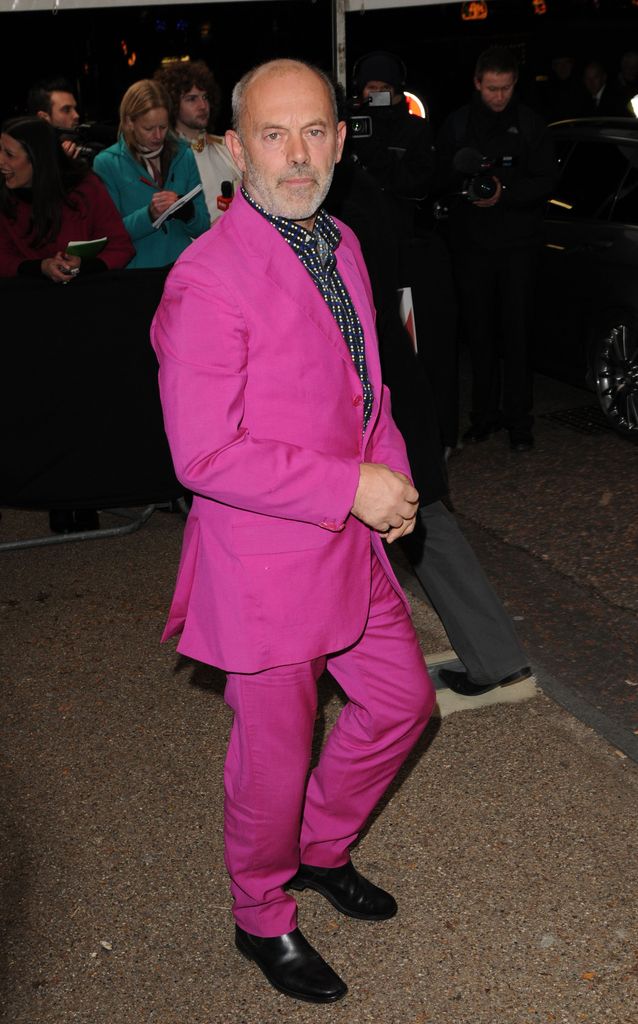 Une image de Keith Allen portant un costume violet