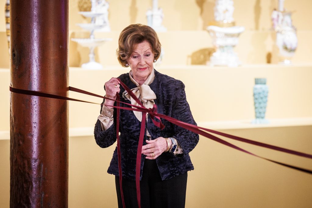 Queen Sonja pulling at a ribbon