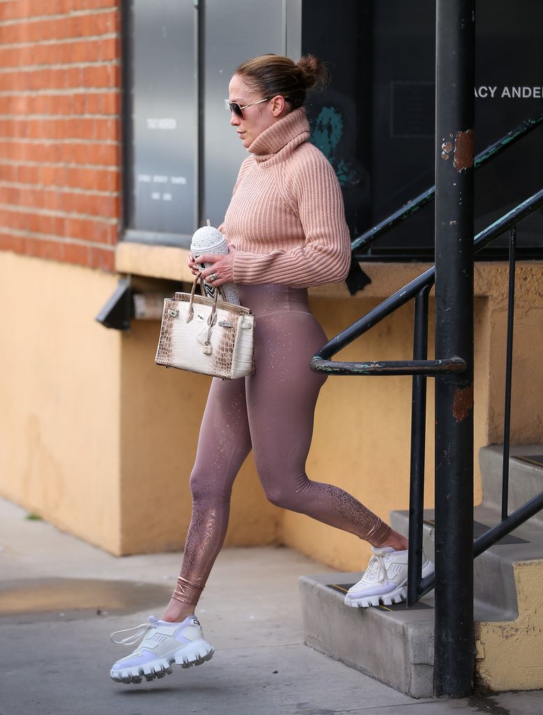 Jennifer Lopez looks incredible in white leggings as she heads to the gym  on Boxing Day – The Irish Sun