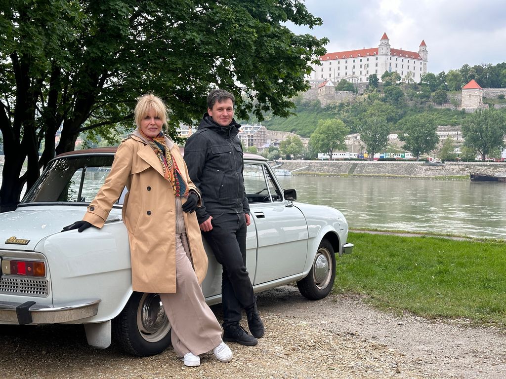 Joanna Lumley Trench Coat di Danube