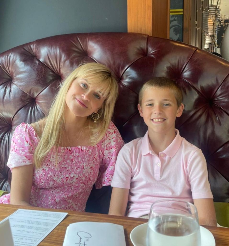 reese witherspoon and son tennessee sitting at a table