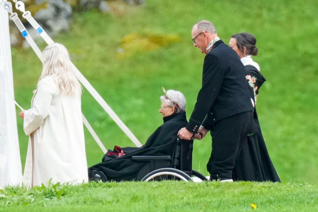 König Haralds Schwester, Prinzessin Astrid, Frau Ferner, wurde bei der Ankunft zur Hochzeit ihrer Nichte gesichtet