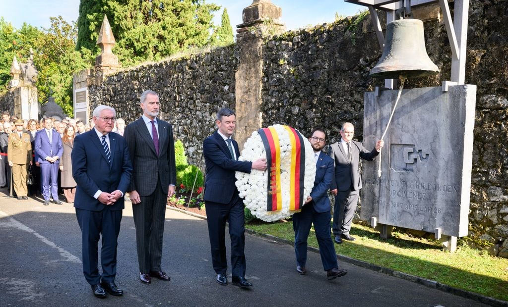 Federal President Frank-Walter Steinmeier lays a wreath in the presence of King Felipe VI of Spain 