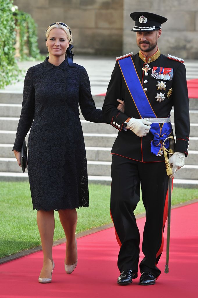 Le prince héritier Haakon et la princesse Mette Marit sur le tapis rouge en tenue de soirée