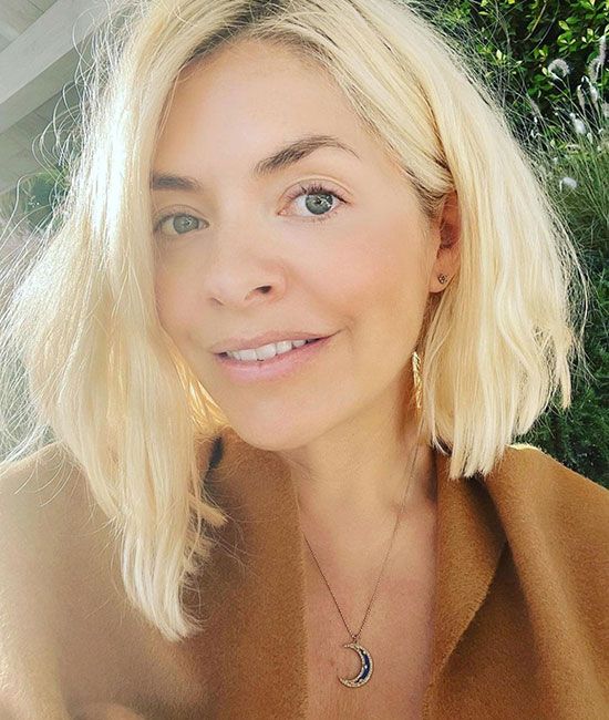 holly willoughby selfie necklace